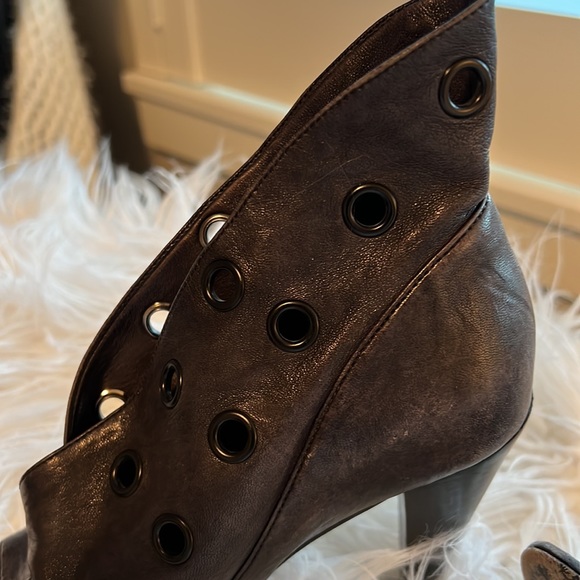 Black peep toe heels. - Picture 8 of 8